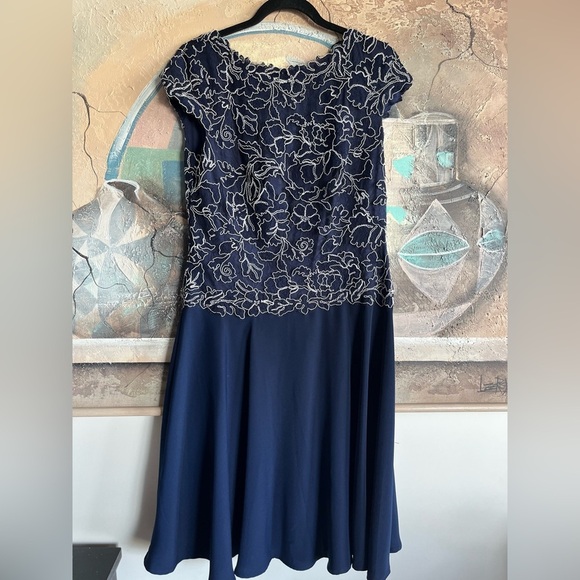 Tadashi Shoji Fit & Flare Cocktail “SOKOTO” DRESS outlined embroidered Peonies - Picture 3 of 13